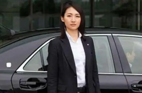 23岁美女当上日本首相保镖：履历惊人，面对首相依旧高冷