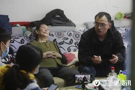 陕西一对爸爸妈妈生病后奉告儿子是35年前抱养的，期望他能寻亲