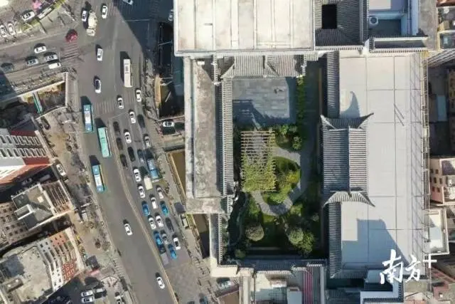 深圳23层高楼上的“空中皇宫”：上万平米违建、奢华会所……
