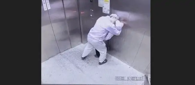 一段电梯不雅观观观观观观视频疯传，主角是上海新冠确诊者？不实