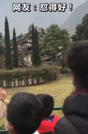 游客在汶川地震遗址嬉笑，导游怒怼：请文明祭拜，再笑请出去