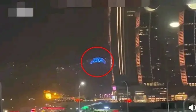 重庆百架无人机扮演失控撞楼，散落地上和江面，知情者：主机死机