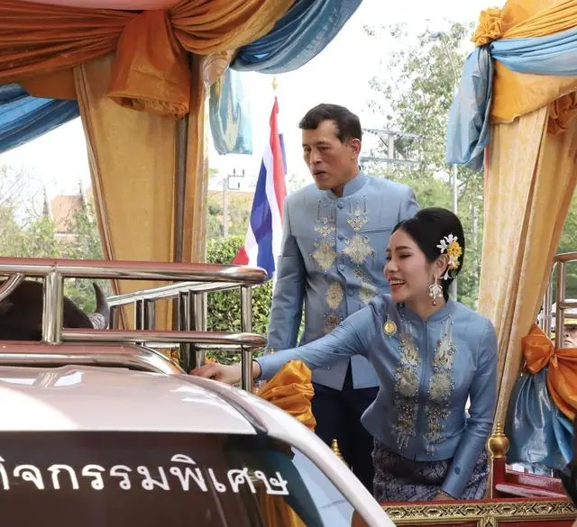 泰国贵妃诗妮娜生日，国王穿情侣装伴随做积德行善，恩爱有加
