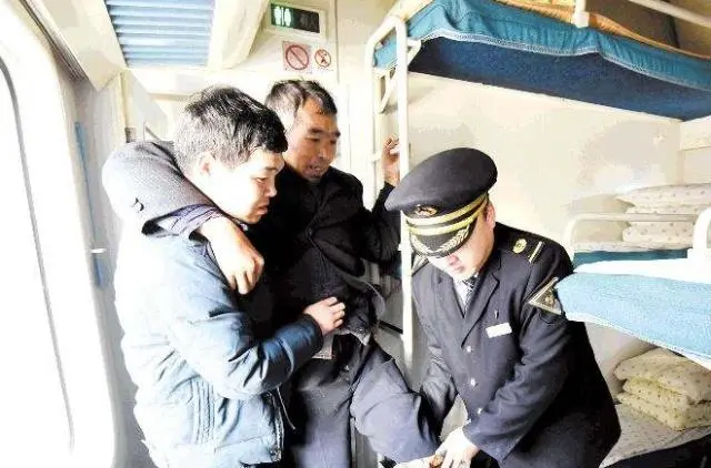 白叟火车上偷手机被抓，忽然下跪磕头：我都67岁了，放过我