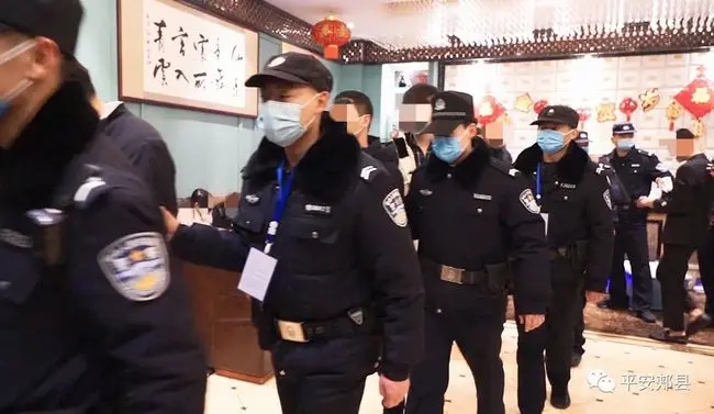 警方摧毁市区一淫秽扮演场所，当场操控131人！