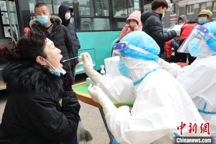 直击大连全员核酸检测现场：市民不惧冰冷排队进行检测