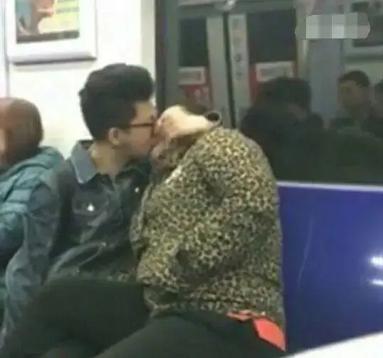 上海地铁上两人躺在座椅上亲近，一路没停过，画面辣眼睛！
