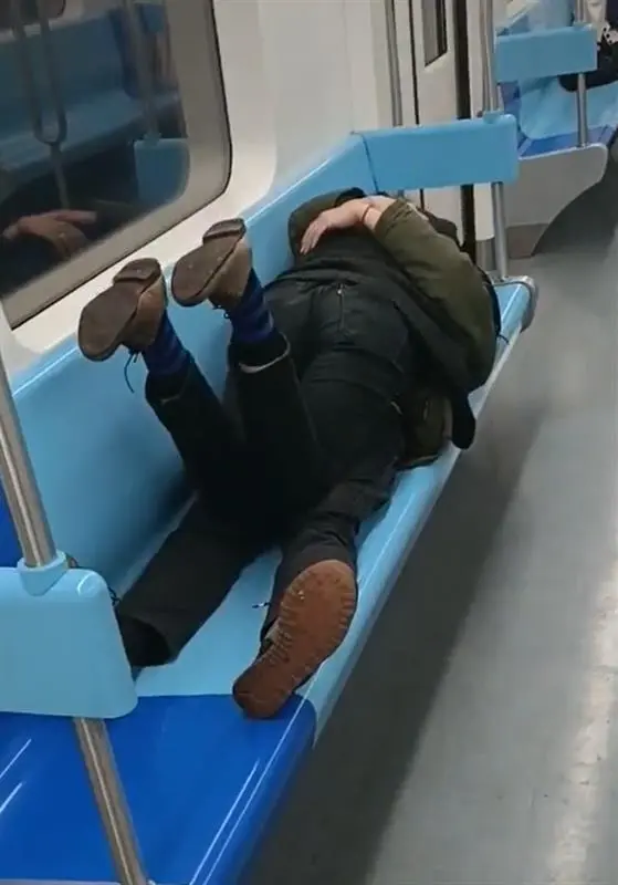 上海地铁上两人躺在座椅上亲近，一路没停过，画面辣眼睛！