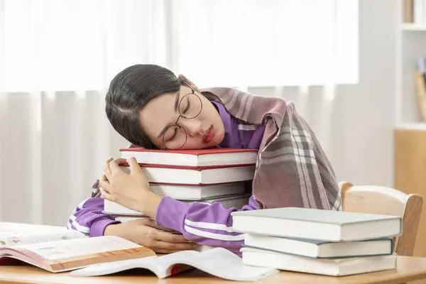 学生睡觉严重不足，教育部将出台方针，学生睡觉正式归入查核