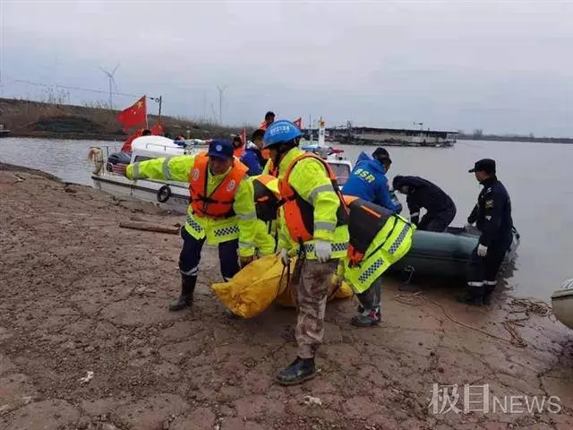 安徽乡民打鱼落水11人罹难：风波大两次翻船，家族称三次报警