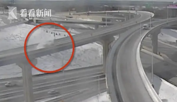 货车撞上雪堆从20多米高架掉落 司机奇观生还