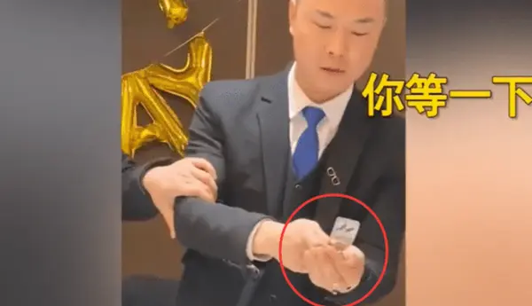 河南一男人宴席上被劝酒，当场吃下消炎药，引网友怒赞