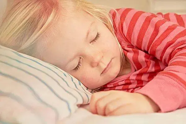 爸爸妈妈睡前该怎样利用好陪孩子的时刻？