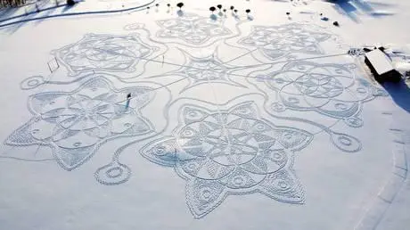 芬兰艺术家用数千足迹踩出雪花图画 用时两天