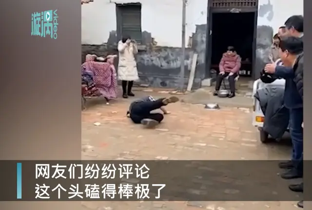 山东5旬男人翻跟头给岳母磕头拜年，脚底一滑跌倒在地