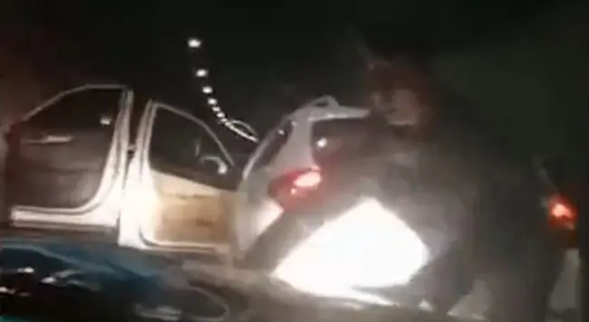 女子深夜遭多名男人撞车阻拦 警方通报概况