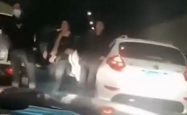 女子深夜遭多名男人撞车阻拦 警方通报概况