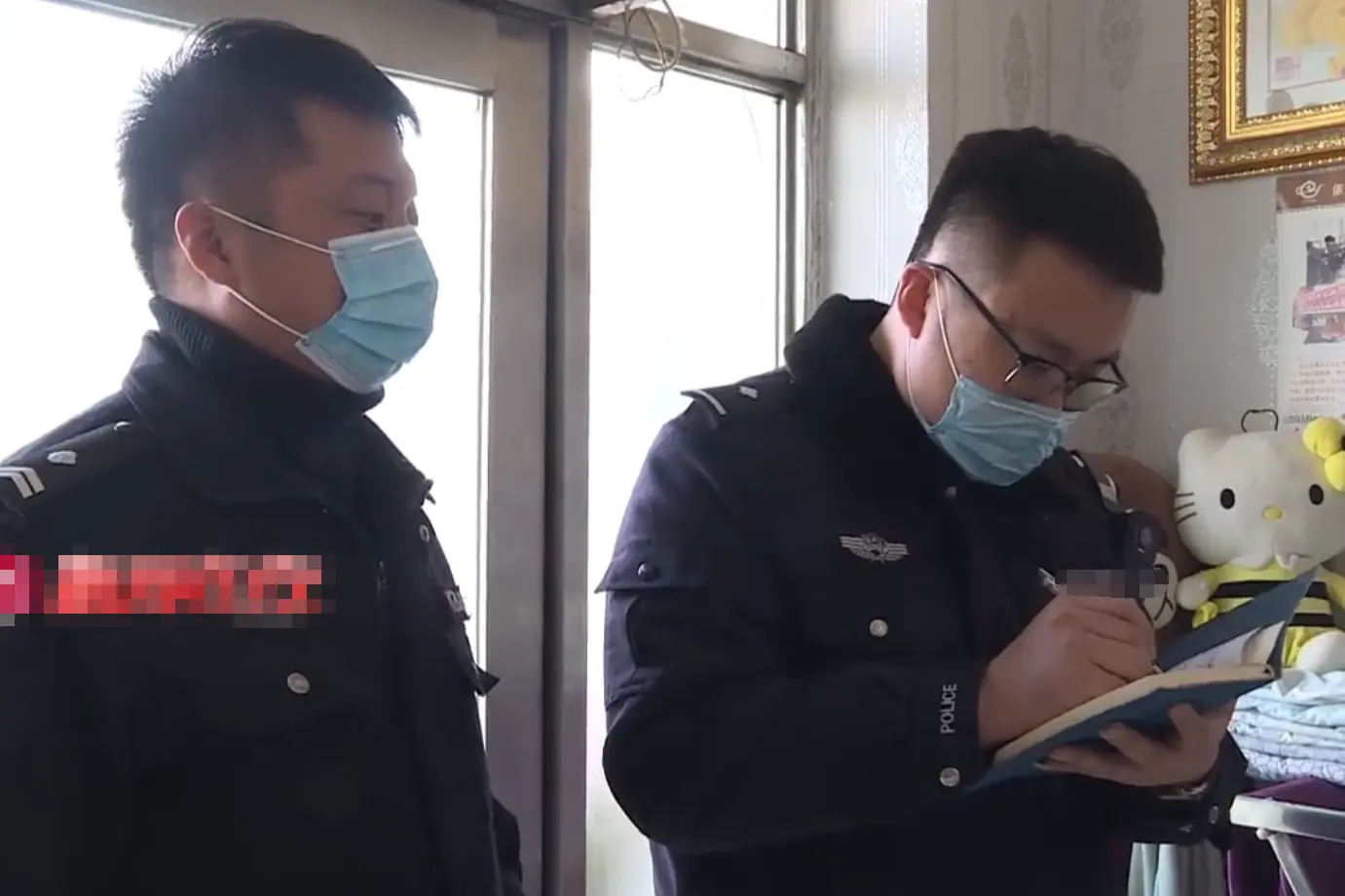 黑龙江一男人给民警送锦旗表示感谢，成果被认出是逃犯，跟着锦旗一同被收了