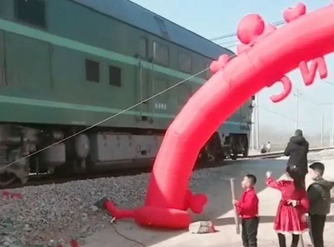 风险！江苏徐州新人成婚致行进的火车被逼停