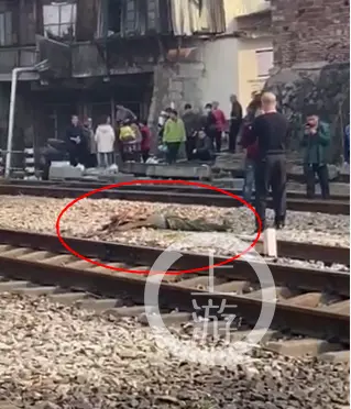 湖南一男人疑横穿铁路被火车撞死 居民称前年也曾产生相似事端