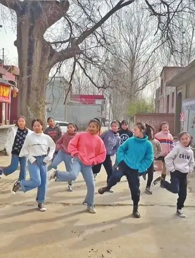 洛阳乡村女孩村口跳舞火爆网络 女孩们说：想跳上真实的舞台
