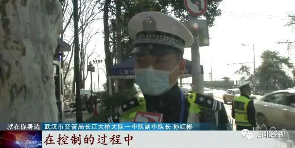 惊险！男人街头持刀挥舞要挟恫吓，民警阻止还欲逃脱，只因……