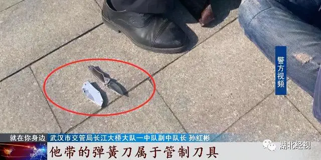 惊险！男人街头持刀挥舞要挟恫吓，民警阻止还欲逃脱，只因……