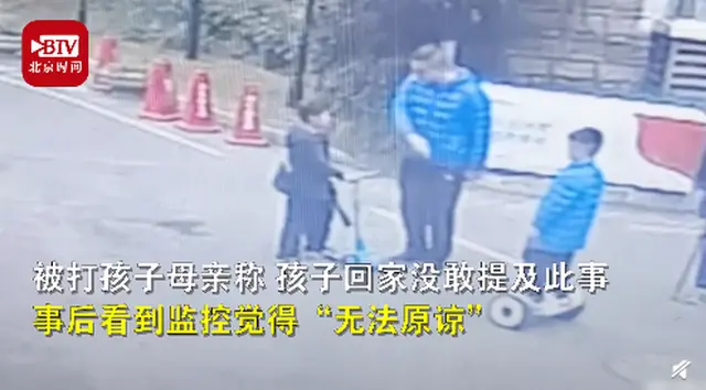 父亲不满孩子被追逐扇小男孩耳光，还让儿子抽对方嘴巴