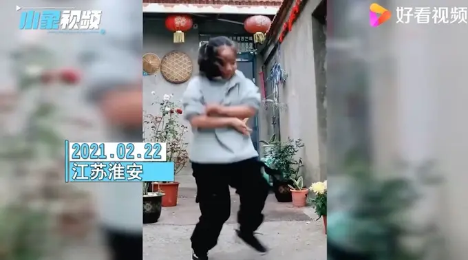 11岁乡村女孩跳舞引网友喊话出道！ 妈妈：已回绝十几个广告