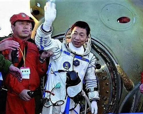 杨利伟在太空听到奥妙“敲窗”声？17年后本相揭开，幸亏回来得早