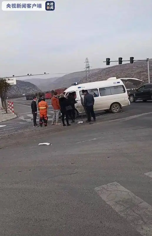 1死14伤！公交车与救护车相撞后坠桥！现场画面发布