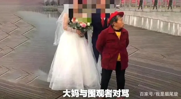 新人拍婚纱照，69岁老太强行讨喜钱被拘留，最大的无德是强人所难