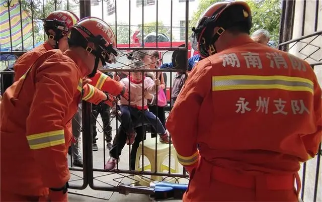 奶奶跟街坊谈天，一回头发现孙女被“挂”在铁门上