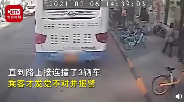 醉酒男人开走公交车，连撞3车后乘客才发觉，网友：这得喝多大