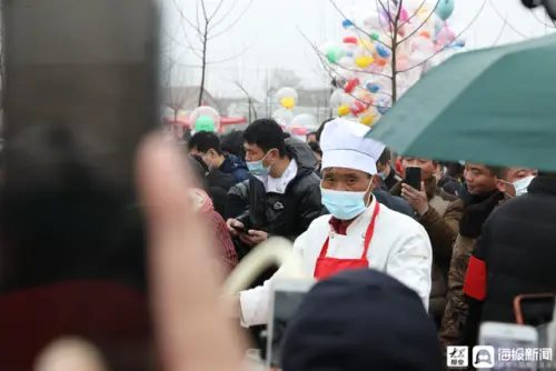 拉面哥每天遭数百人围观求放过，还有不少低俗主播蜂拥而至