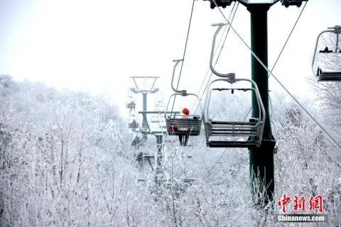 河南伏牛山现稀有日晕彩虹雪景同框奇迹