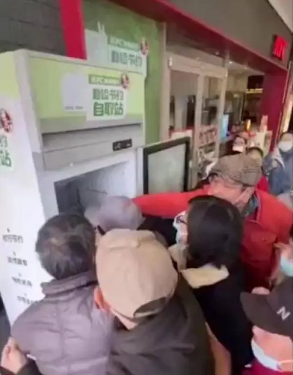 上海肯德基食物银行疑遭哄抢，肯德基：将改为“专人派发”