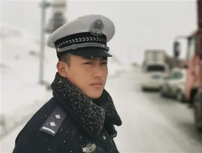 折多山上被冻成“雪雕”的交警找到了！他是一位24岁藏族帅小伙
