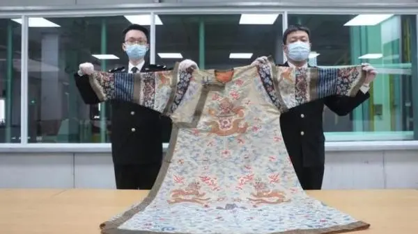 杭州机场海关查获价值15万清代龙袍 申报为“棉质刺绣女装上衣”