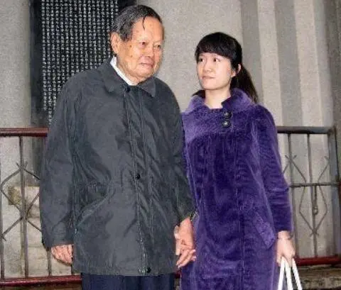 99岁杨振宁允许妻子改嫁，遗产分配让人意外，翁帆潸然泪下