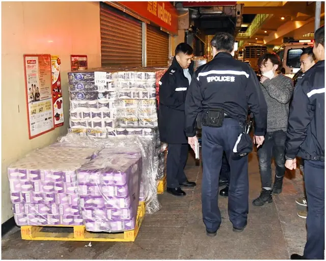 疫情初期持刀抢劫600卷厕纸，香港3名男子被判即时入狱40个月