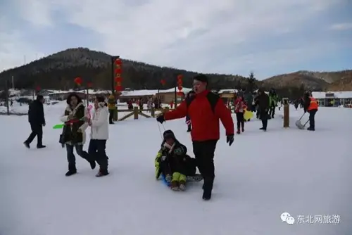 摄影家王福春重逢"雪乡女孩" 两代人共叙三十年雪乡梦