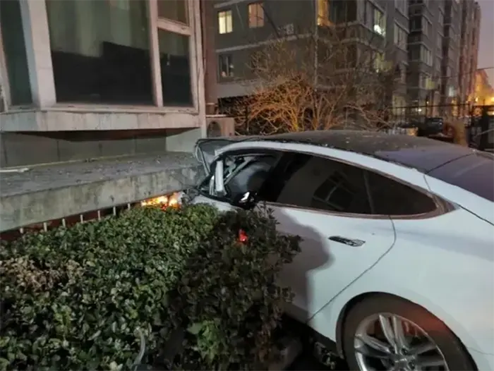 北京一特斯拉Model S突然失控幢楼