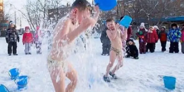 俄罗斯，一幼儿园孩子只穿内裤在室外，用冷水浇自己来保持健康