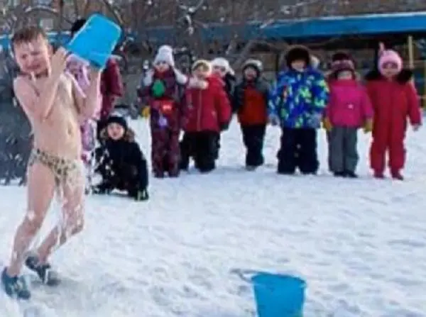 俄罗斯，一幼儿园孩子只穿内裤在室外，用冷水浇自己来保持健康