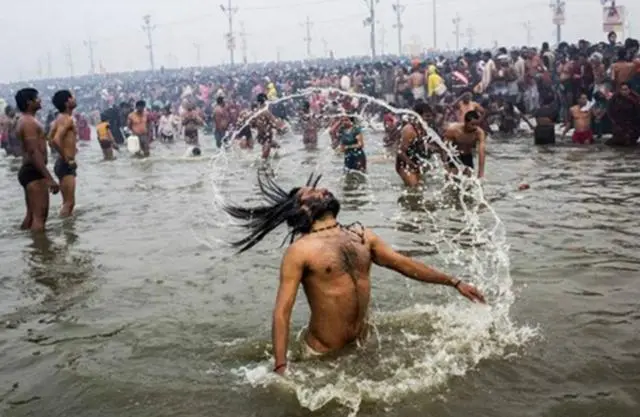 为庆祝节日，数百万印度人涌向恒河，还高喊着：我们体质很强