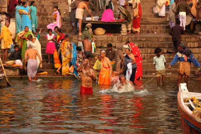 为庆祝节日，数百万印度人涌向恒河，还高喊着：我们体质很强