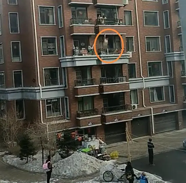 男子赤身裸体从5楼翻阳台下楼，不慎从4楼坠落，网友：老王历险记