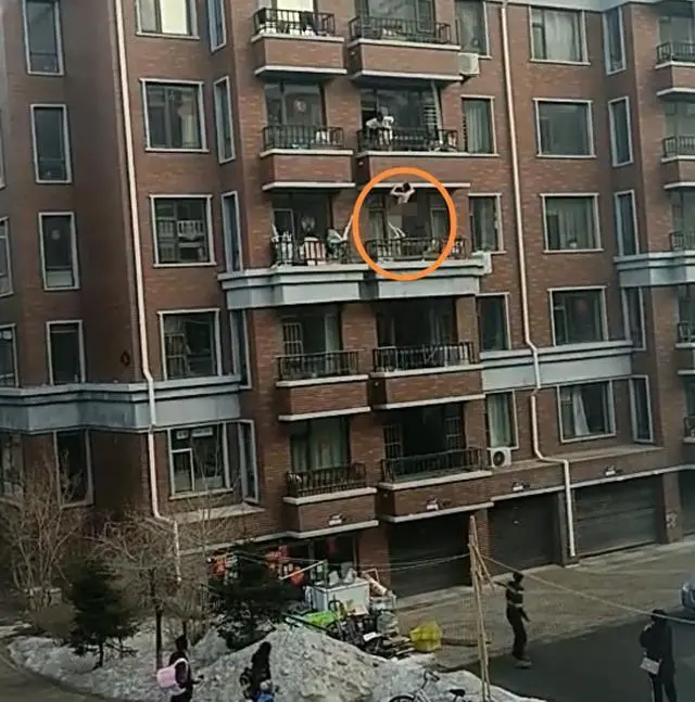 男子赤身裸体从5楼翻阳台下楼，不慎从4楼坠落，网友：老王历险记