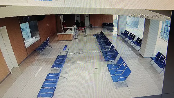 安徽一医院回应“丁义珍式”窗口：椅子被挪走，工作人员比较忙没发现